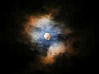 Mond hinter Wolken